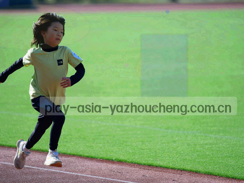 放大镜压在一枚刻有编号的筹码上，暗色背景，边缘带烫金反光